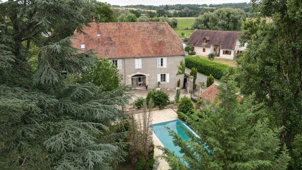 una vista aérea de una casa con piscina en Le Cèdre Bleu - Maison d'hôtes, 