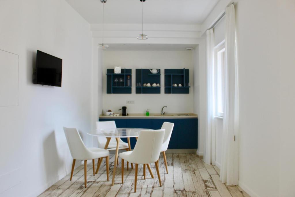 a kitchen and dining room with a table and chairs at Cetara Costa d'Amalfi Residence in Cetara