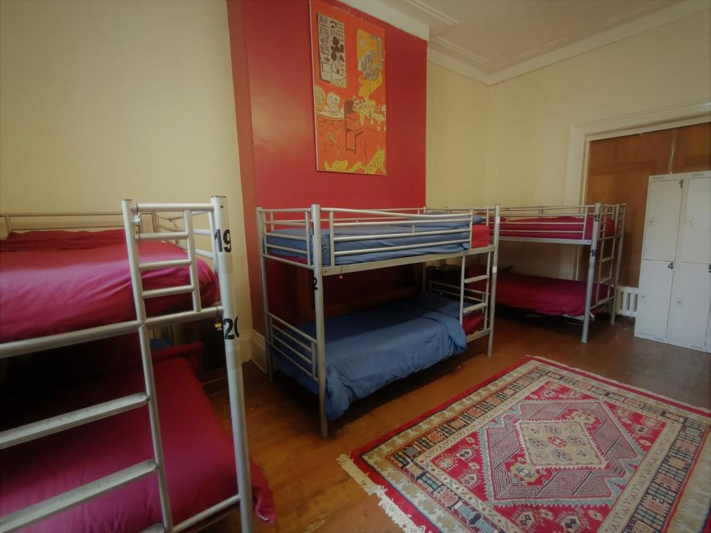 Postel nebo postele na pokoji v ubytování Embassie Backpackers