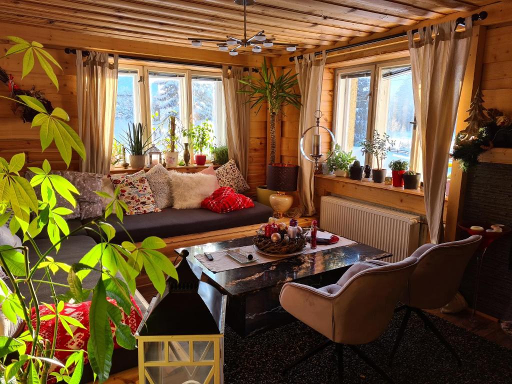 een woonkamer met een bank en een tafel bij Chalet-Beskydy in Prostřední Bečva