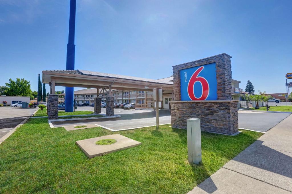 stacja benzynowa ze znakiem w trawie w obiekcie Motel 6-Anderson, CA - Redding Airport w mieście Anderson