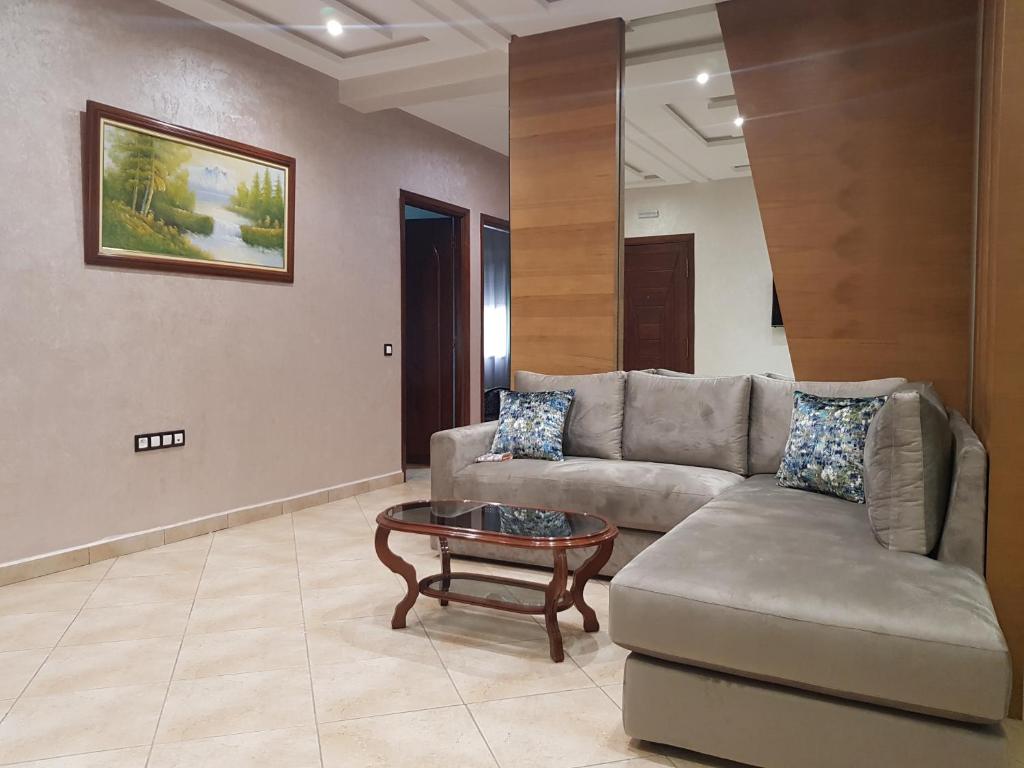 - un salon avec un canapé et une table basse dans l'établissement Residence Niama C, à Tetouan