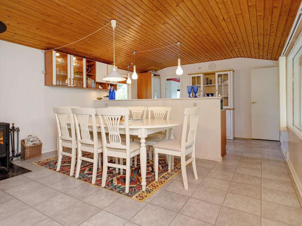 Kuchyň nebo kuchyňský kout v ubytování 6 person holiday home in Dannemare
