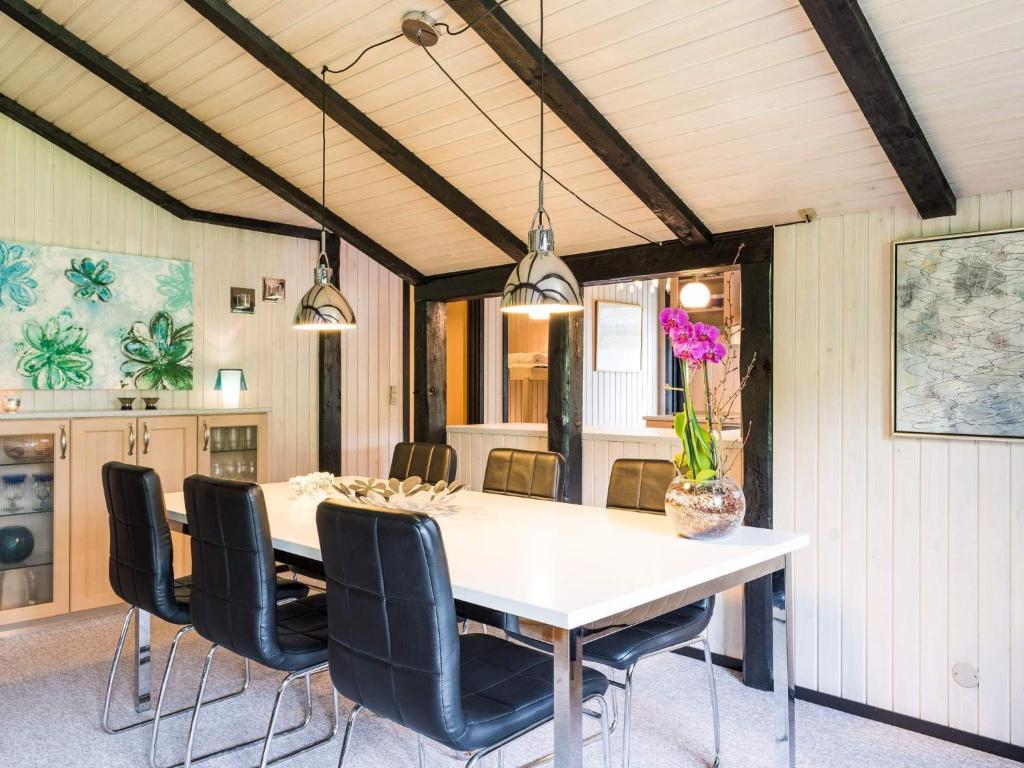 Kuchyň nebo kuchyňský kout v ubytování Holiday home Nørre Nebel LXXIV