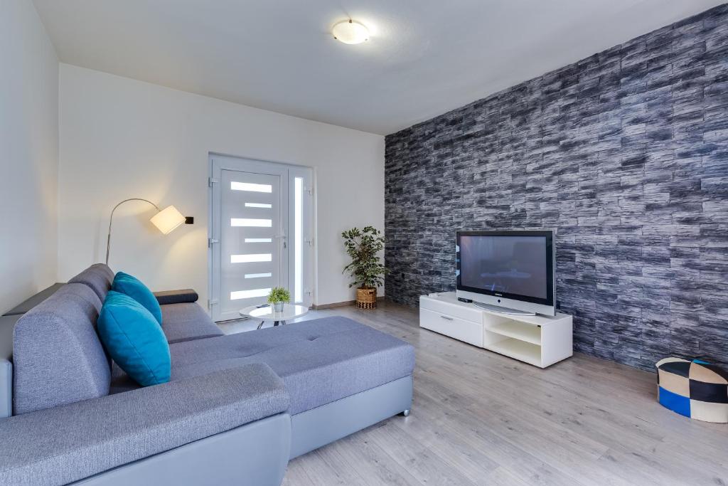 佩特坎內的住宿－Apartment A & J，带沙发和平面电视的客厅