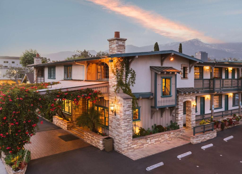 una grande casa bianca con molte finestre di Best Western Plus Santa Barbara a Santa Barbara