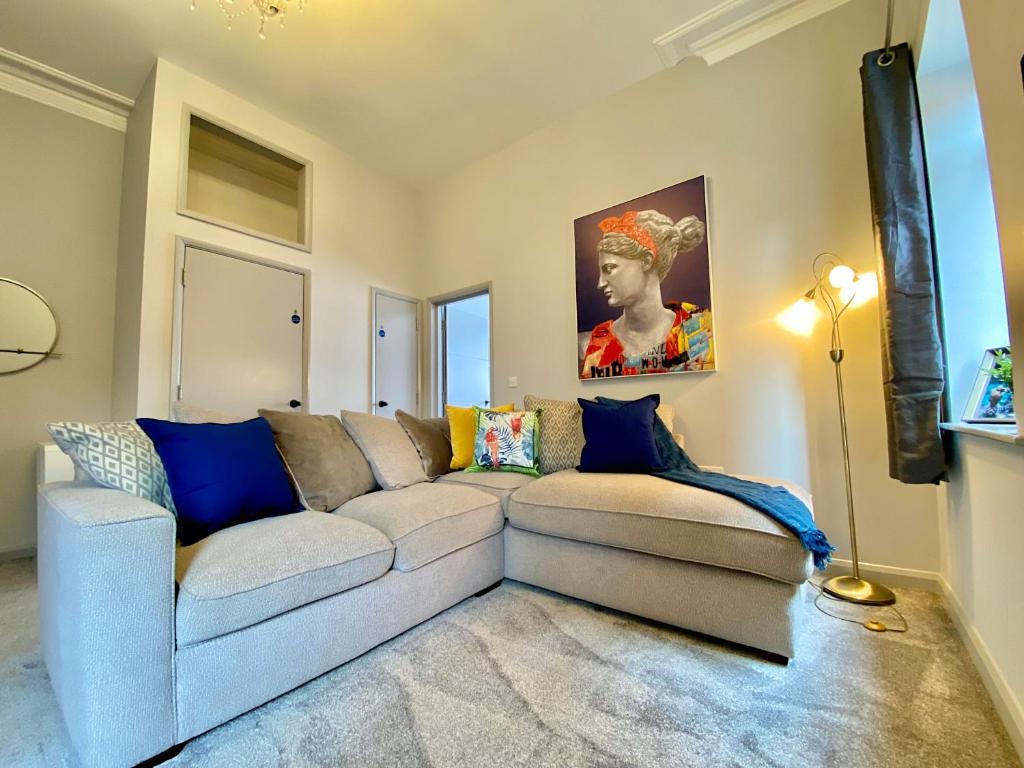 Beautiful Apartment - 5 Minute Walk to the Best Beach! - Great Location - Parking - Netflix - Fast WiFi - Smart TV - Newly decorated - sleeps up to 4! Close to Bournemouth & Poole Town Centre