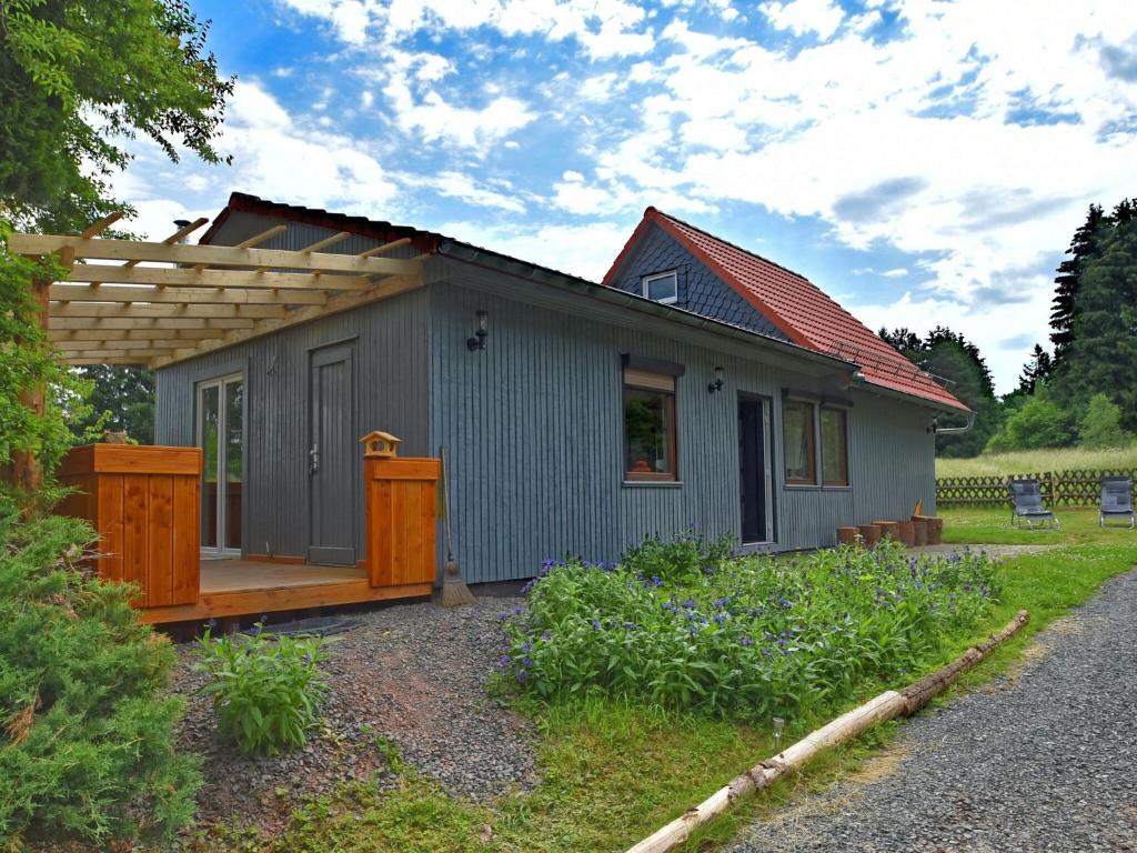 mały szary dom z gankiem na dziedzińcu w obiekcie Spacious holiday home with private terrace w mieście Hasselfelde