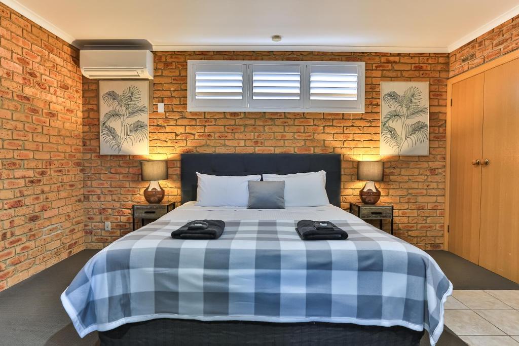 1 dormitorio con 1 cama con 2 toallas en Wonthaggi Motel, en Wonthaggi