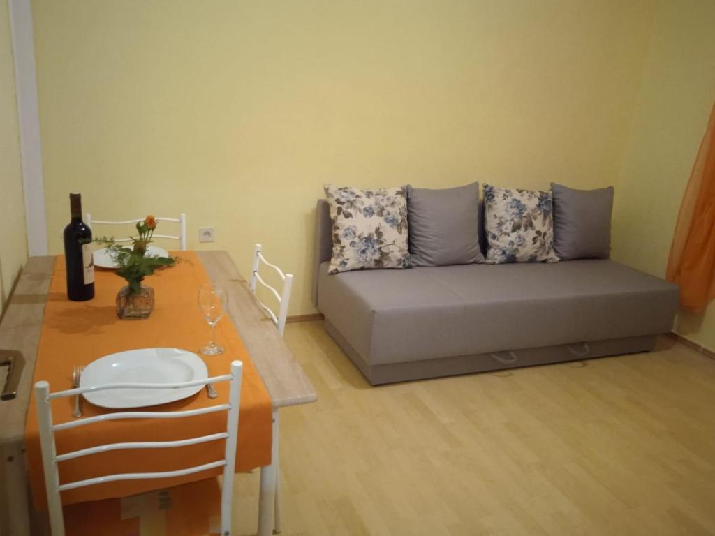 sala de estar con sofá y mesa en Apartment Neno - 100m from the sea en Sutomišćica