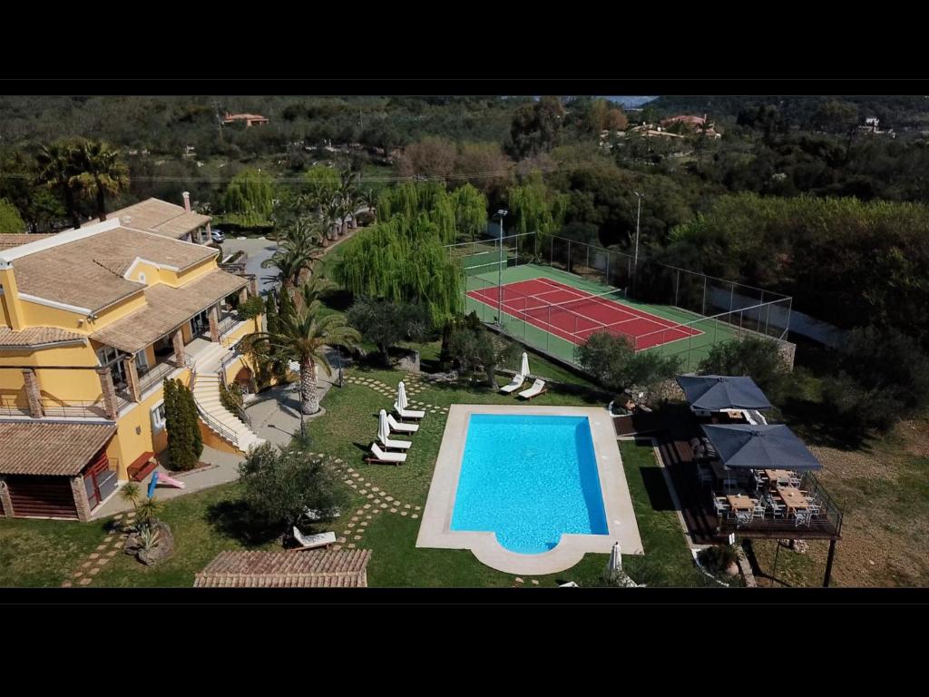 ゴウヴィアにあるVip Luxury Villa Privilege Classicのテニスコートと家屋の空中を望む