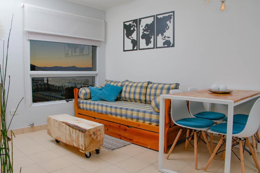 - un salon avec un canapé et une table dans l'établissement TAAR AIKE (Lugar de Hielo), à El Calafate