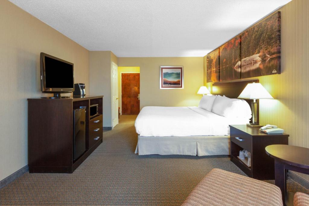 Postel nebo postele na pokoji v ubytování Days Inn by Wyndham Plattsburgh