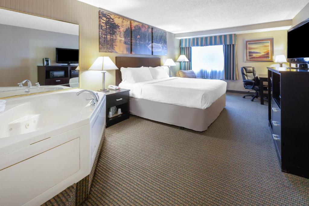 Days Inn by Wyndham Plattsburgh - Habitación Deluxe King - No Fumadores