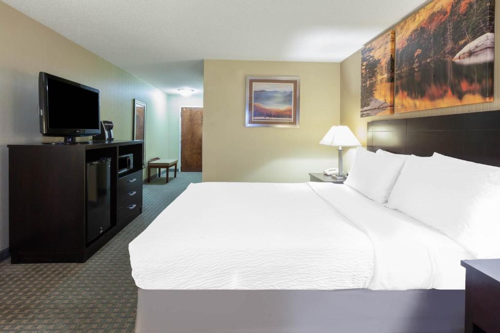 Postel nebo postele na pokoji v ubytování Days Inn by Wyndham Plattsburgh