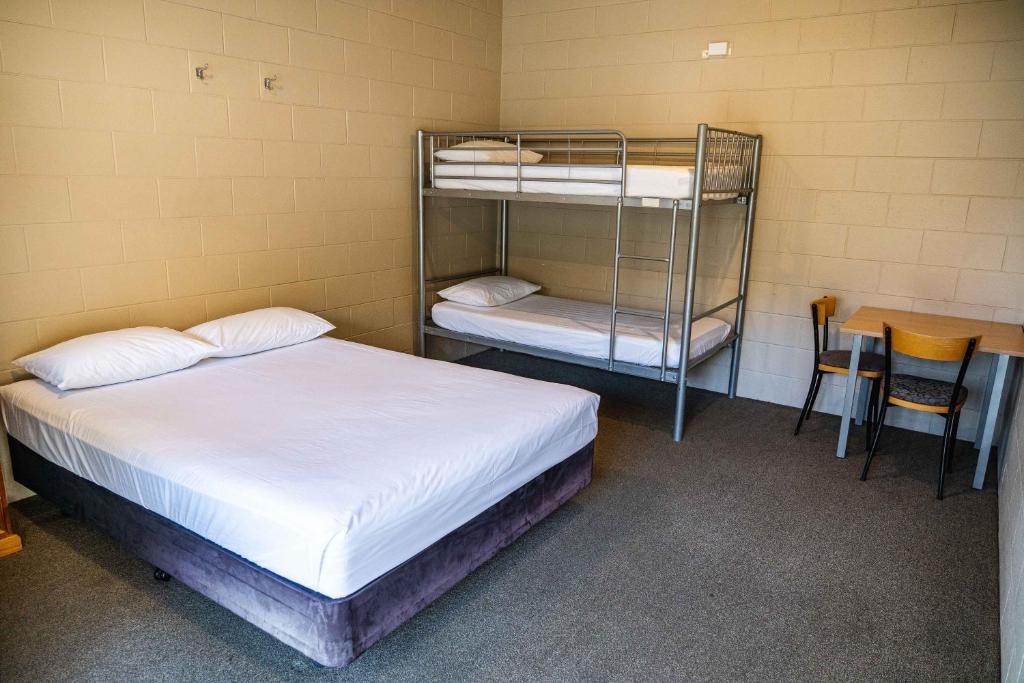 Letto o letti in una camera di Mt Aspiring Holiday Park