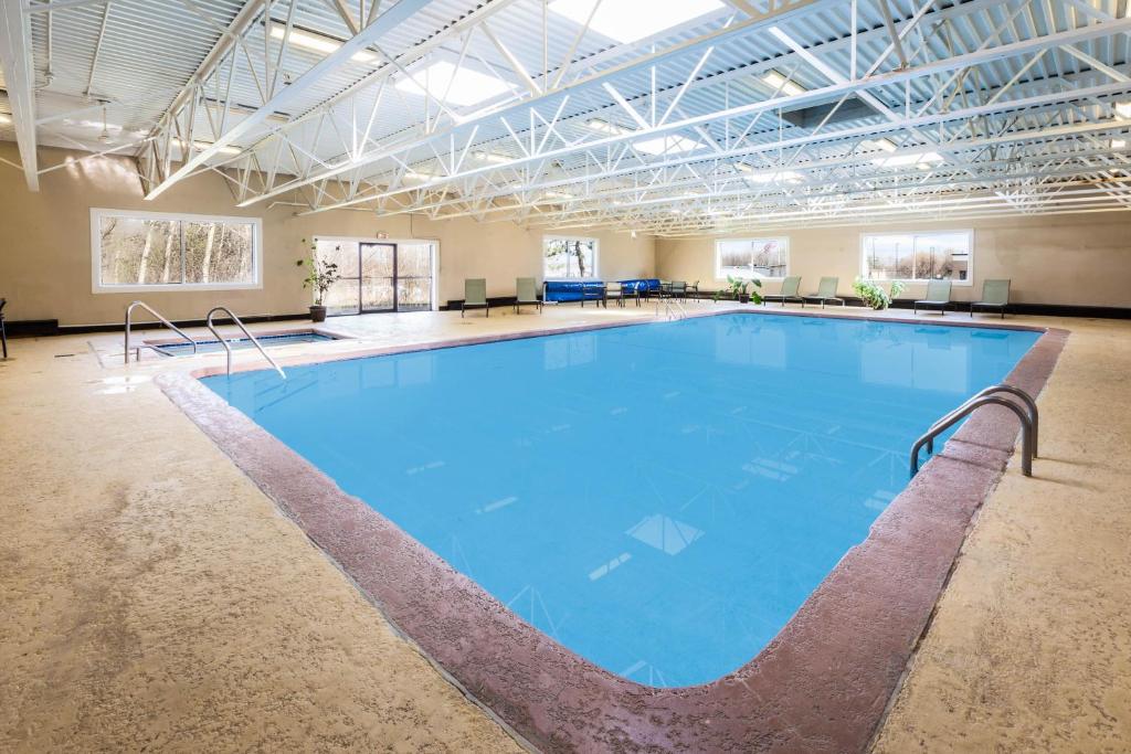 Bazén v ubytování Days Inn by Wyndham Plattsburgh nebo v jeho okolí
