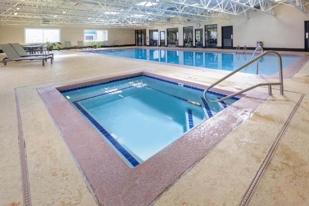 Bazén v ubytování Days Inn by Wyndham Plattsburgh nebo v jeho okolí