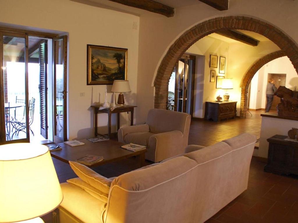 sala de estar con sofá y mesa en Belvilla by OYO Villa del Lago, en Sanfatucchio