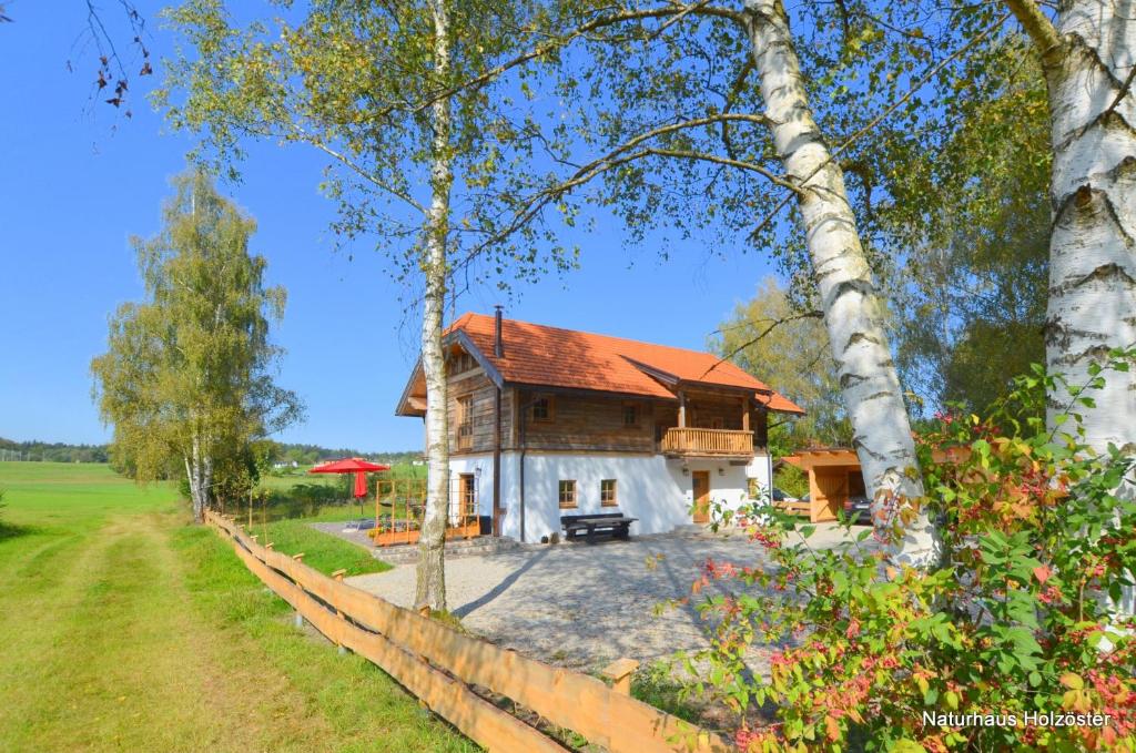 ein Haus mitten auf einem Feld in der Unterkunft Naturhaus Innviertel 