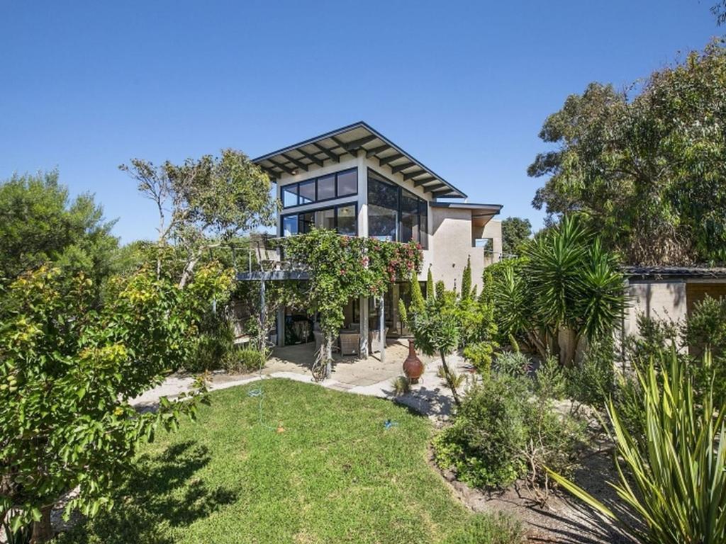 una gran casa de cristal con jardín en Pride Street Luxury 28, en Torquay