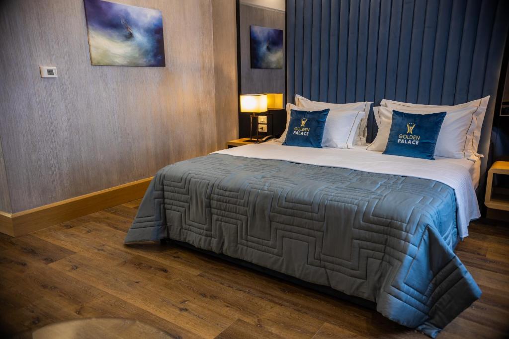 Postel nebo postele na pokoji v ubytování Hotel Golden Palace