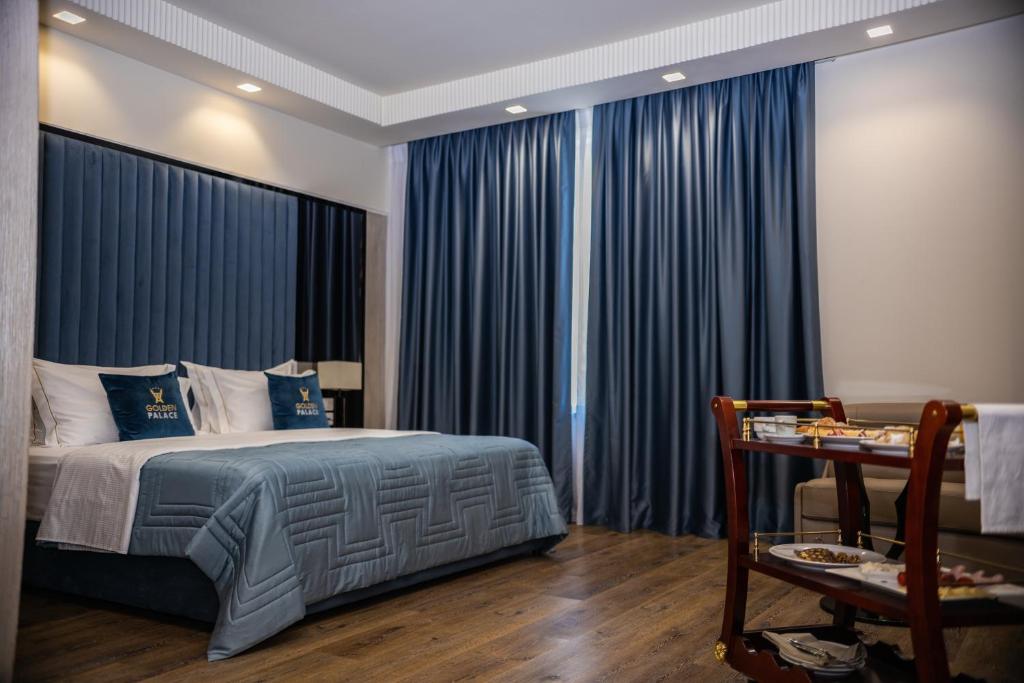 Postel nebo postele na pokoji v ubytování Hotel Golden Palace