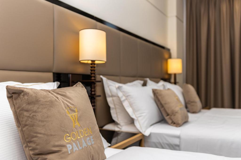 Postel nebo postele na pokoji v ubytování Hotel Golden Palace