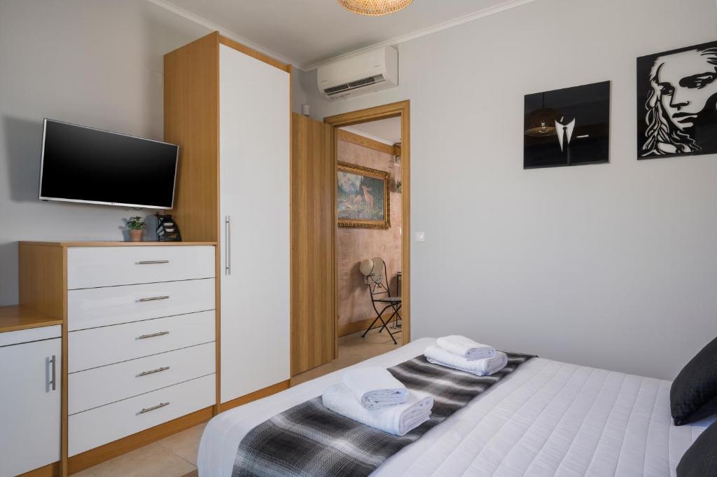 A bed or beds in a room at Nidus Villa