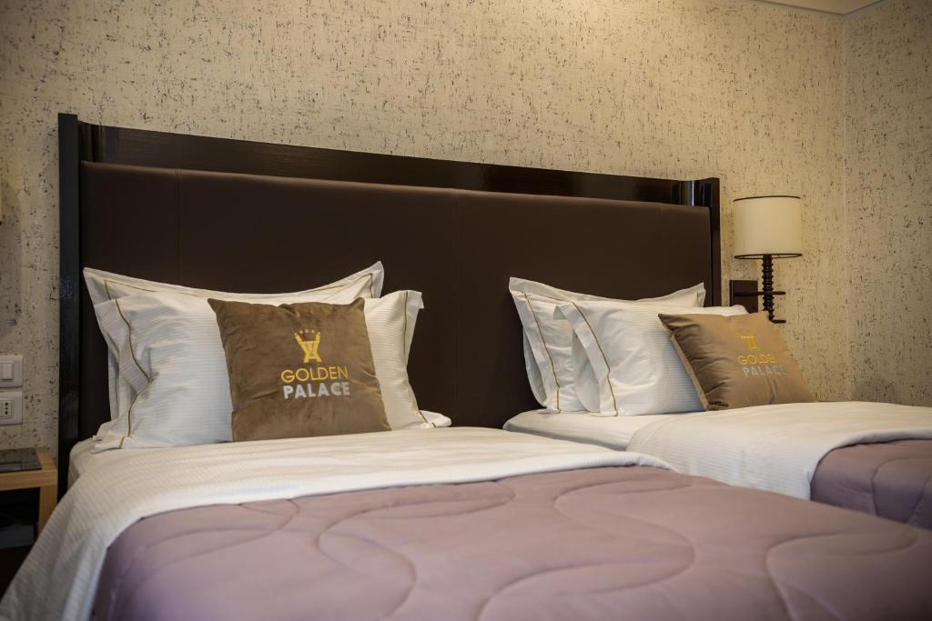 Postel nebo postele na pokoji v ubytování Hotel Golden Palace