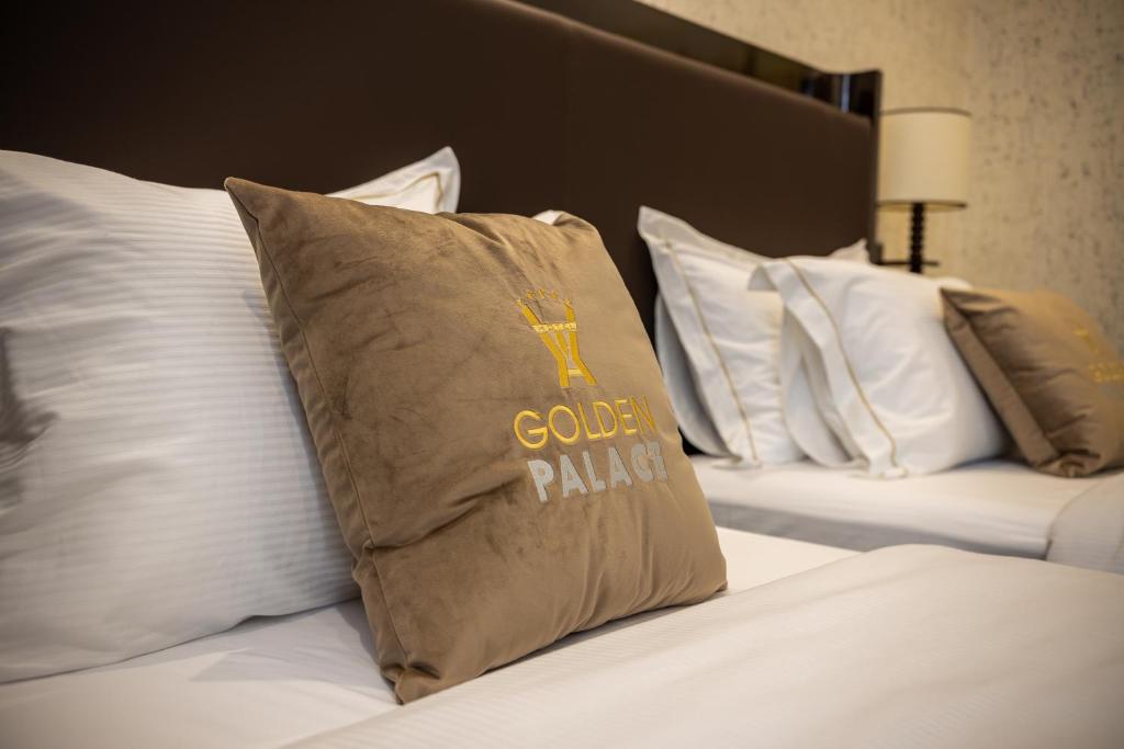 Postel nebo postele na pokoji v ubytování Hotel Golden Palace