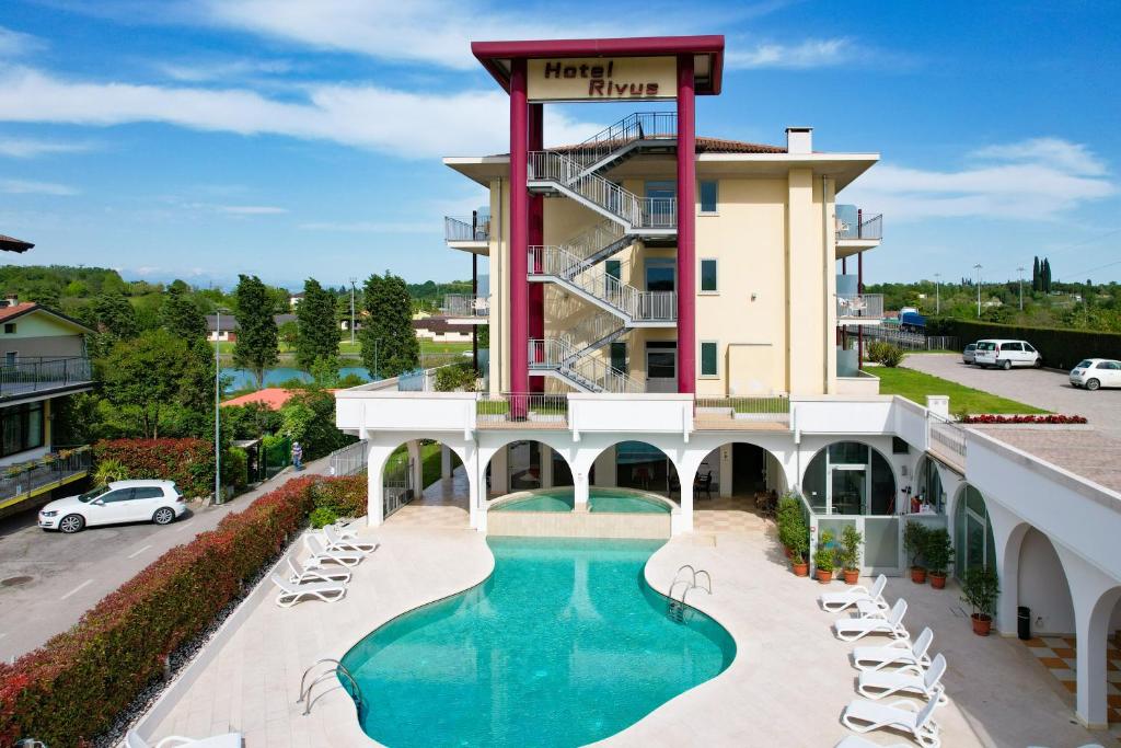 Bazén v ubytování Hotel Rivus nebo v jeho okolí