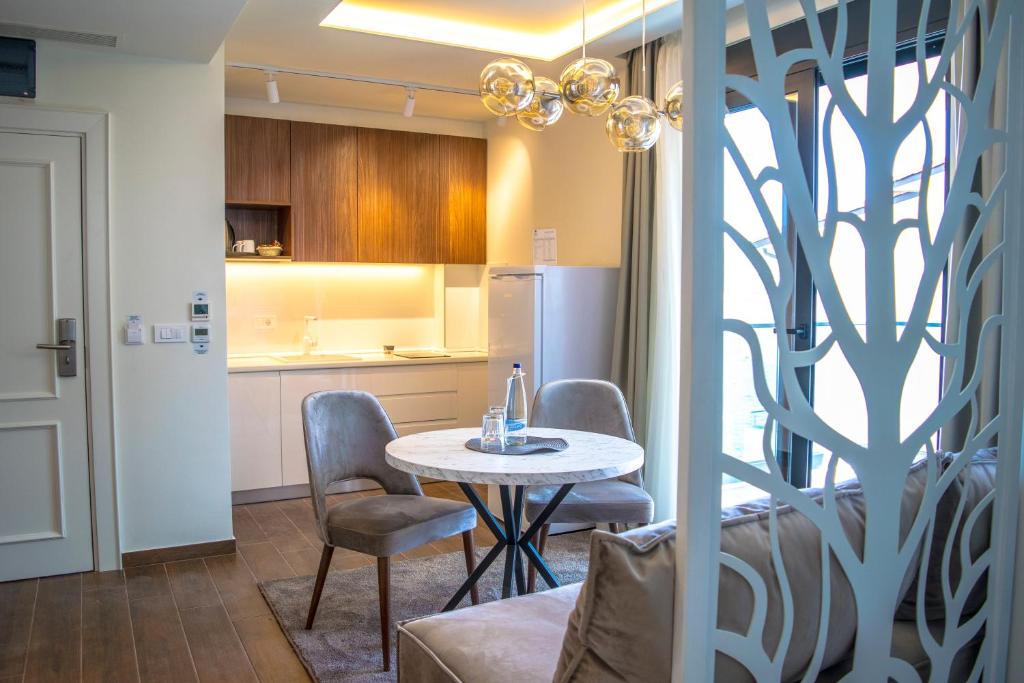 Kuchyň nebo kuchyňský kout v ubytování APARTMENTS MERLIN