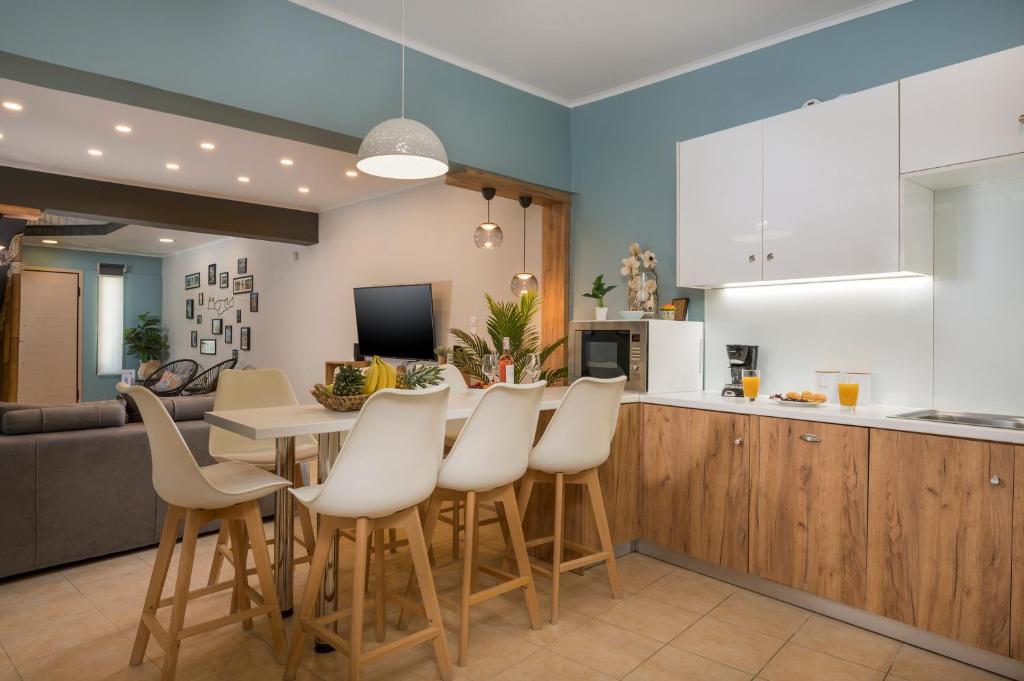 A kitchen or kitchenette at Nidus Villa