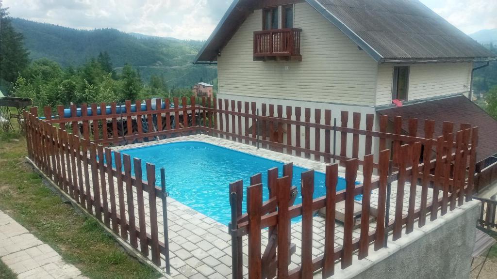 Πισίνα στο ή κοντά στο Біля лісу Апартименти з трьома спальнями