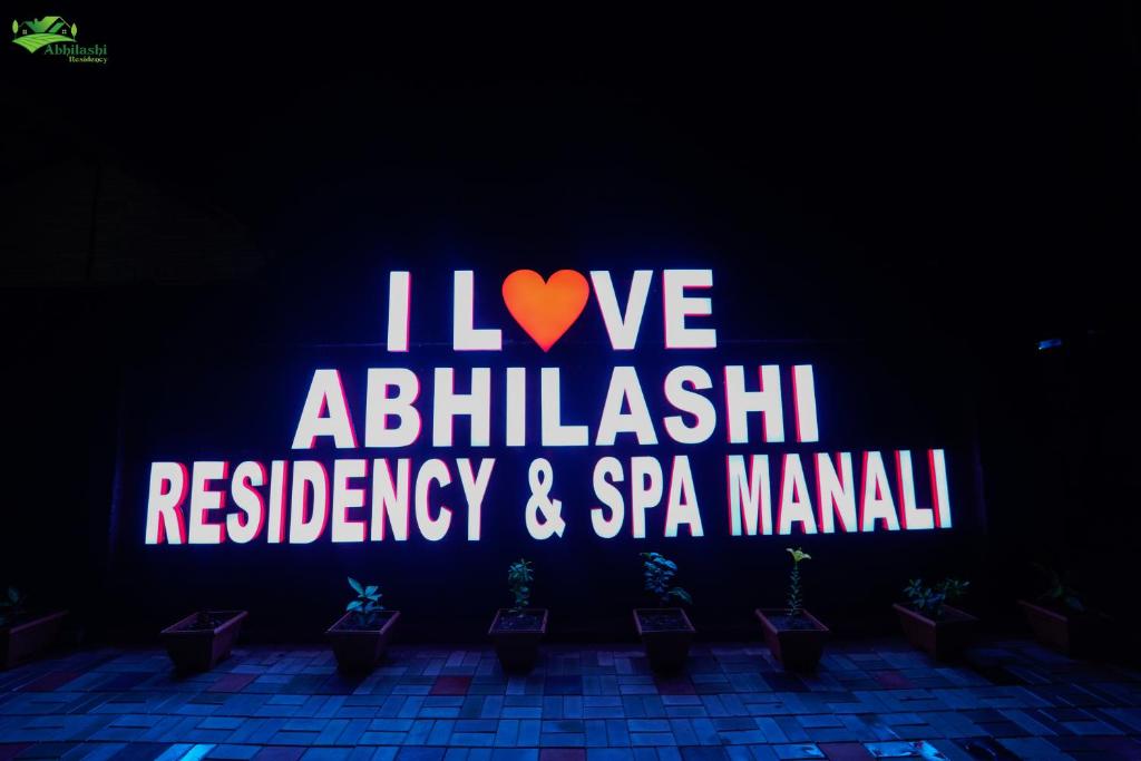 Fotografie z fotogalerie ubytování Abhilashi Residency & Spa - Centrally Heated & Air Cooled v destinaci Manāli