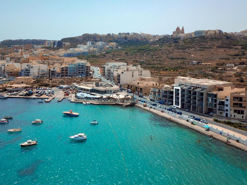 uma vista aérea de um porto com barcos na água em Modern Beach APT w Fantastic Sea Views - 1 em Mellieħa