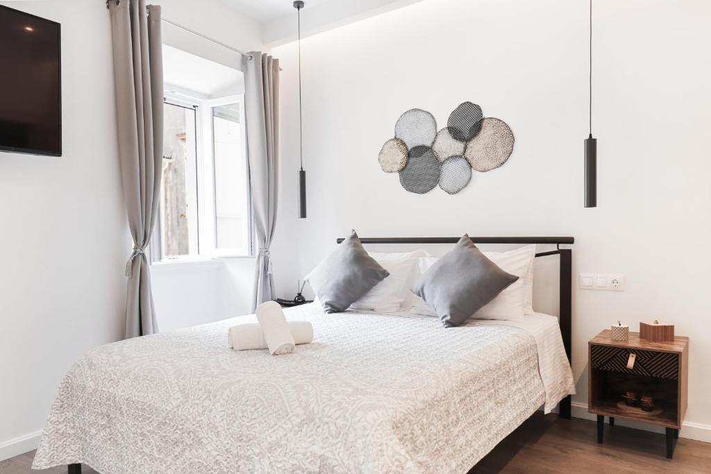Un pat sau paturi într-o cameră la Saint's View Apartments