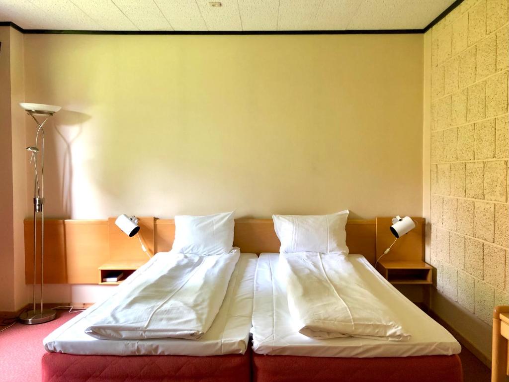 Postel nebo postele na pokoji v ubytování Ørnes Hotell