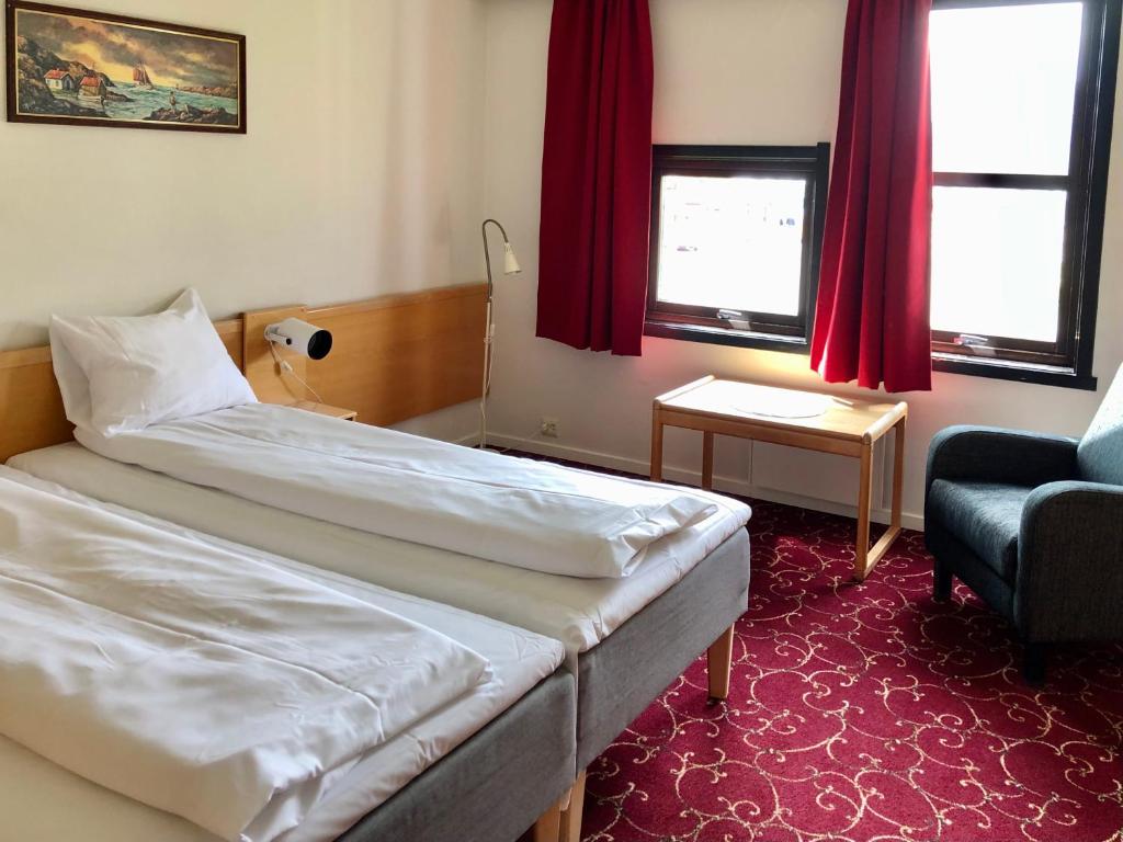 Postel nebo postele na pokoji v ubytování Ørnes Hotell