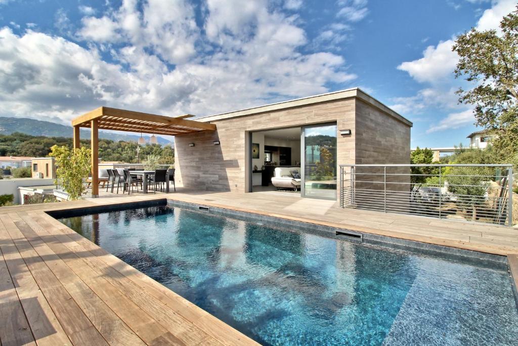 una casa con piscina y patio en L'Alivetu Villa #INDENO, en Porto Vecchio