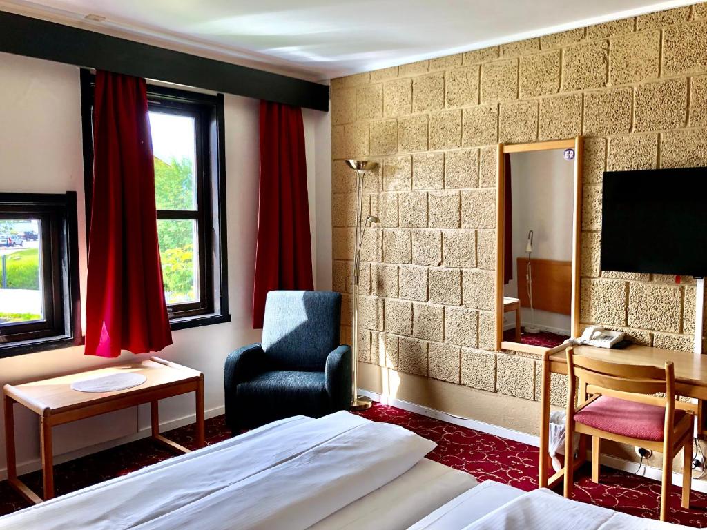 TV a/nebo společenská místnost v ubytování Ørnes Hotell