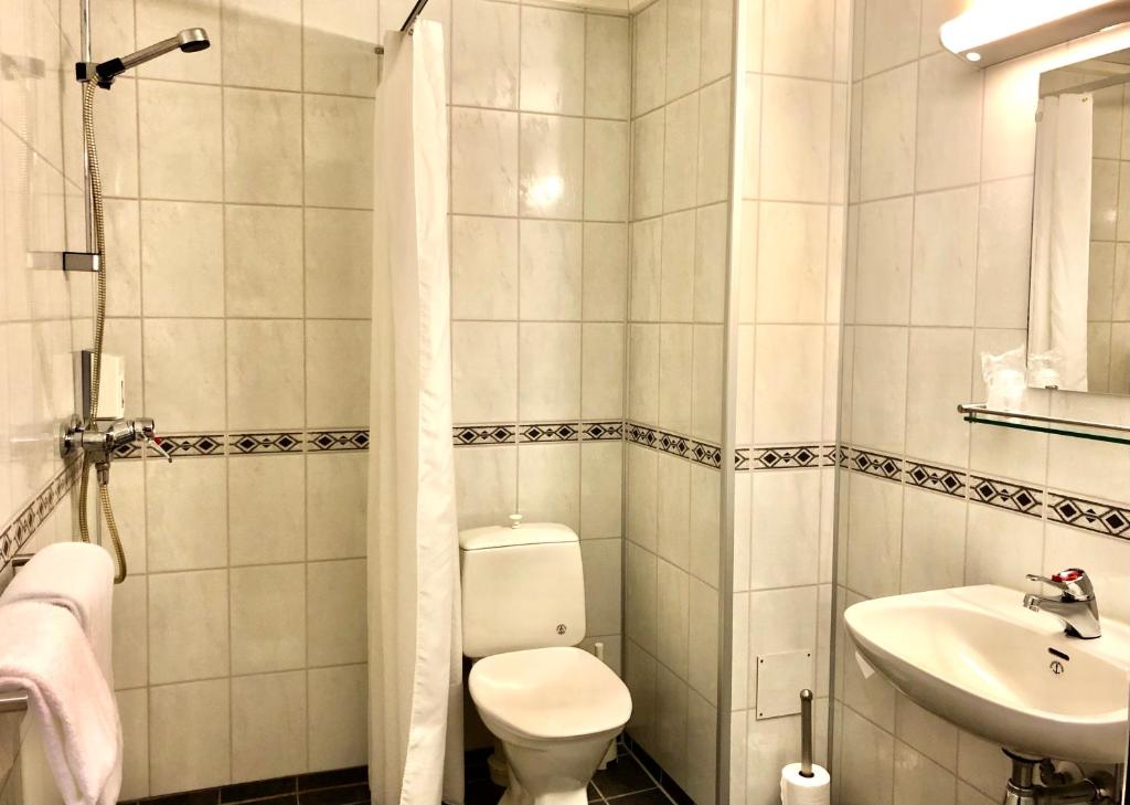Koupelna v ubytování Ørnes Hotell