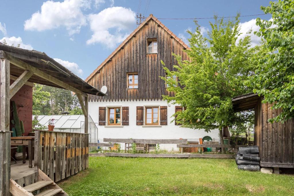 duży drewniany dom z ogródkiem w obiekcie Ferienwohnung Tipihof w mieście Sauldorf