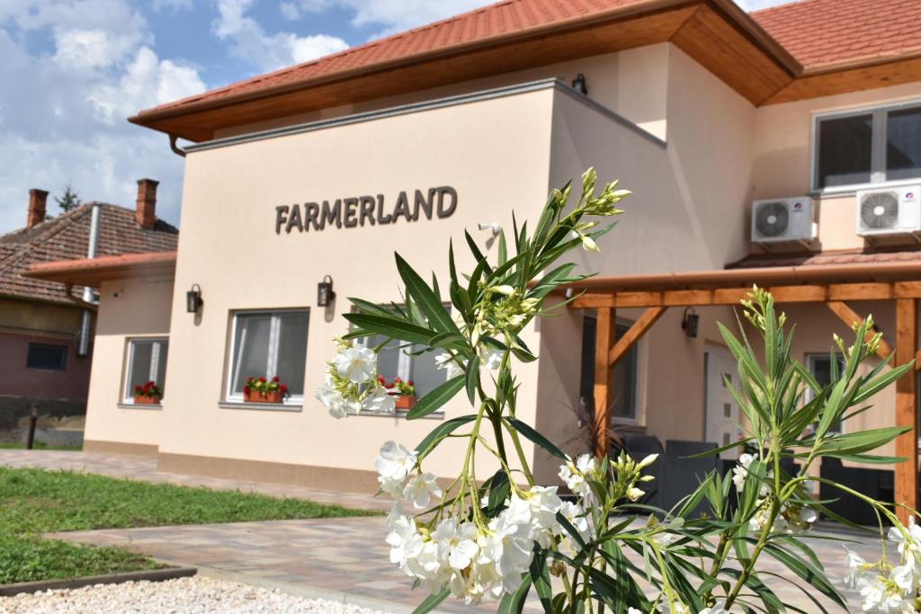 un edificio con el cartel de tierra de faragher en FarmerLand, en Abádszalók