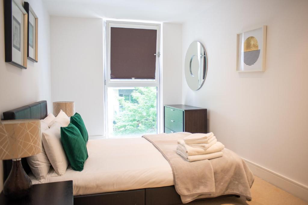 A bed or beds in a room at Spacious Serviced Apartments Canary Wharf
