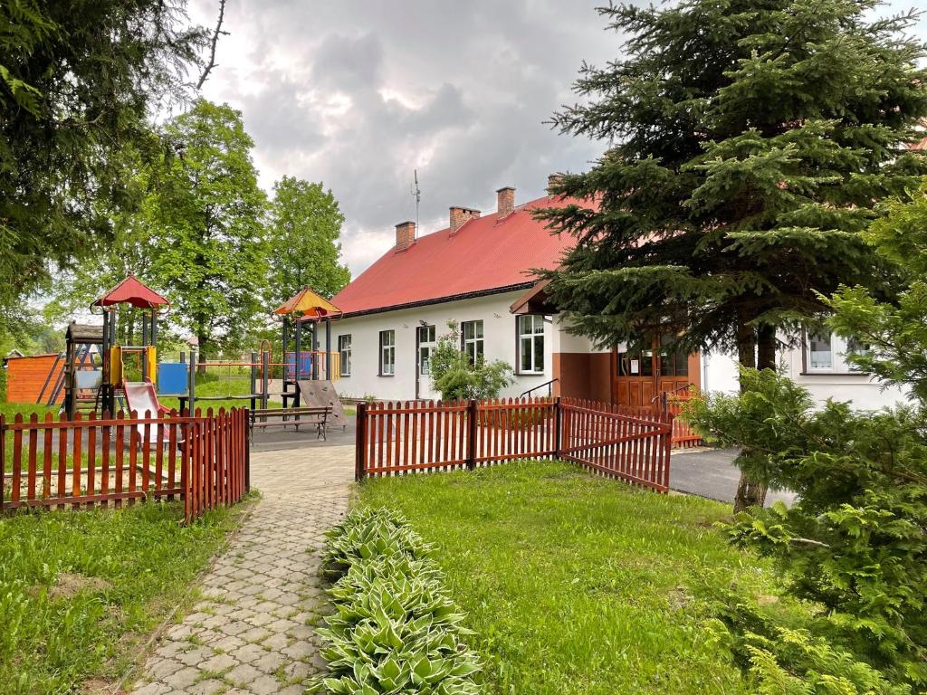 Uherce MineralneにあるNoclegi na Bieszczadzkiej trasieの赤柵付家