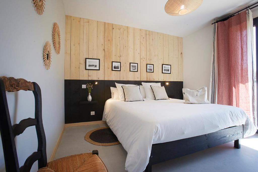 Postel nebo postele na pokoji v ubytování HOTEL COTE PHARE