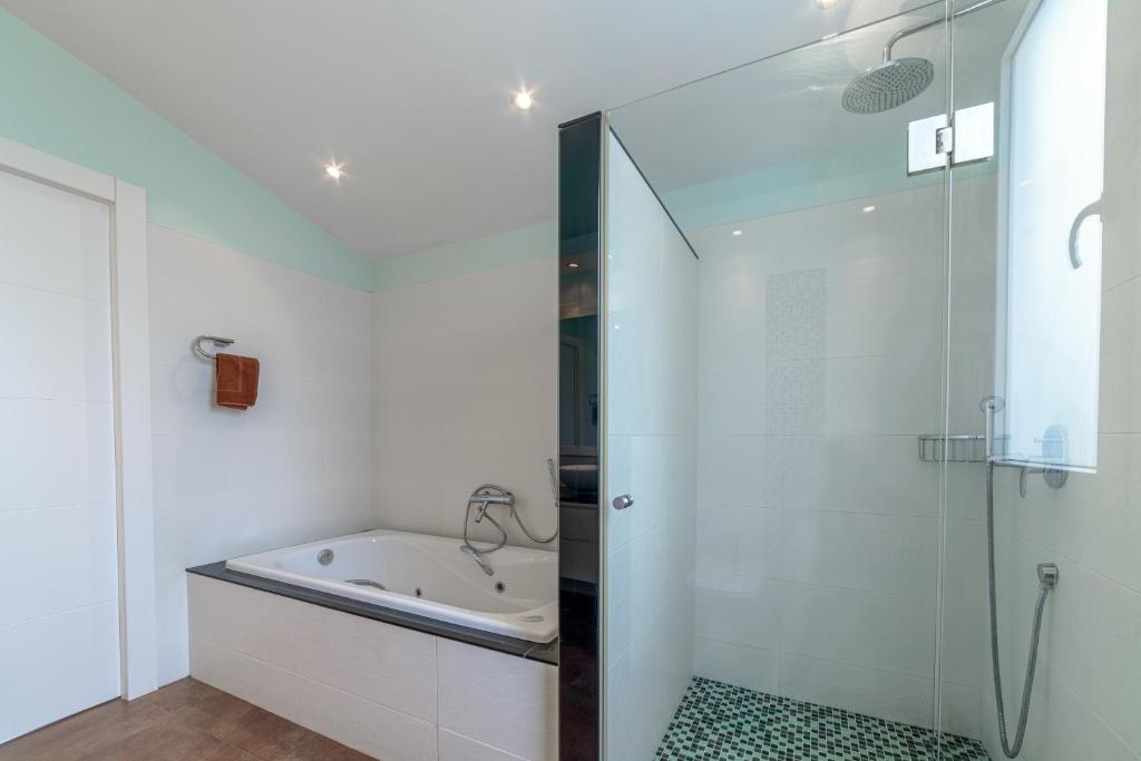 Koupelna v ubytování Villa Santandria Grupo Seranova Luxury Hotel