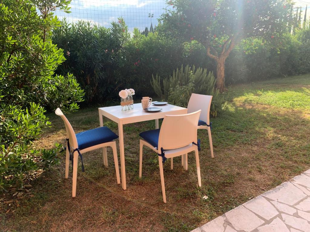 una mesa con dos sillas y un plato de comida. en Bottrigo Apartment, en Bardolino